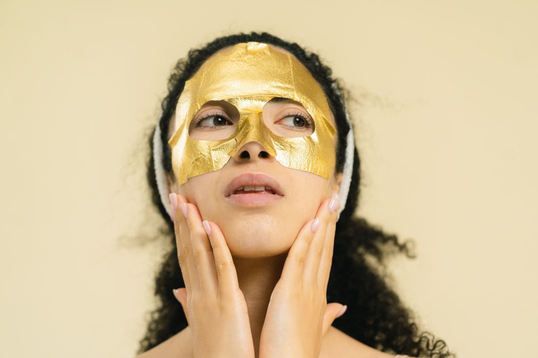 Mascarilla facial dorada