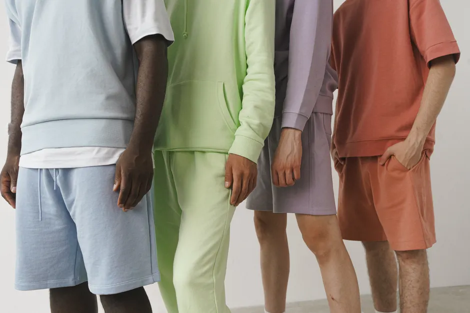 Ensemble coordonné streetwear été en coloris pastel, survêtements et shorts assortis