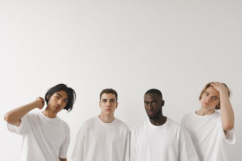 無地の白いシャツを着ている男性のグループ