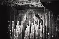 西班牙卡莫纳，一座宗教祭坛的黑白图像，上面有雕像和蜡烛