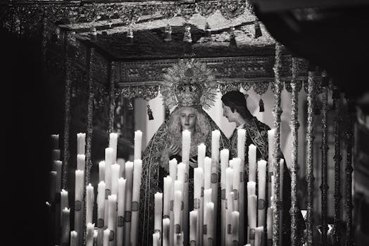 西班牙卡莫纳，一座宗教祭坛的黑白图像，上面有雕像和蜡烛