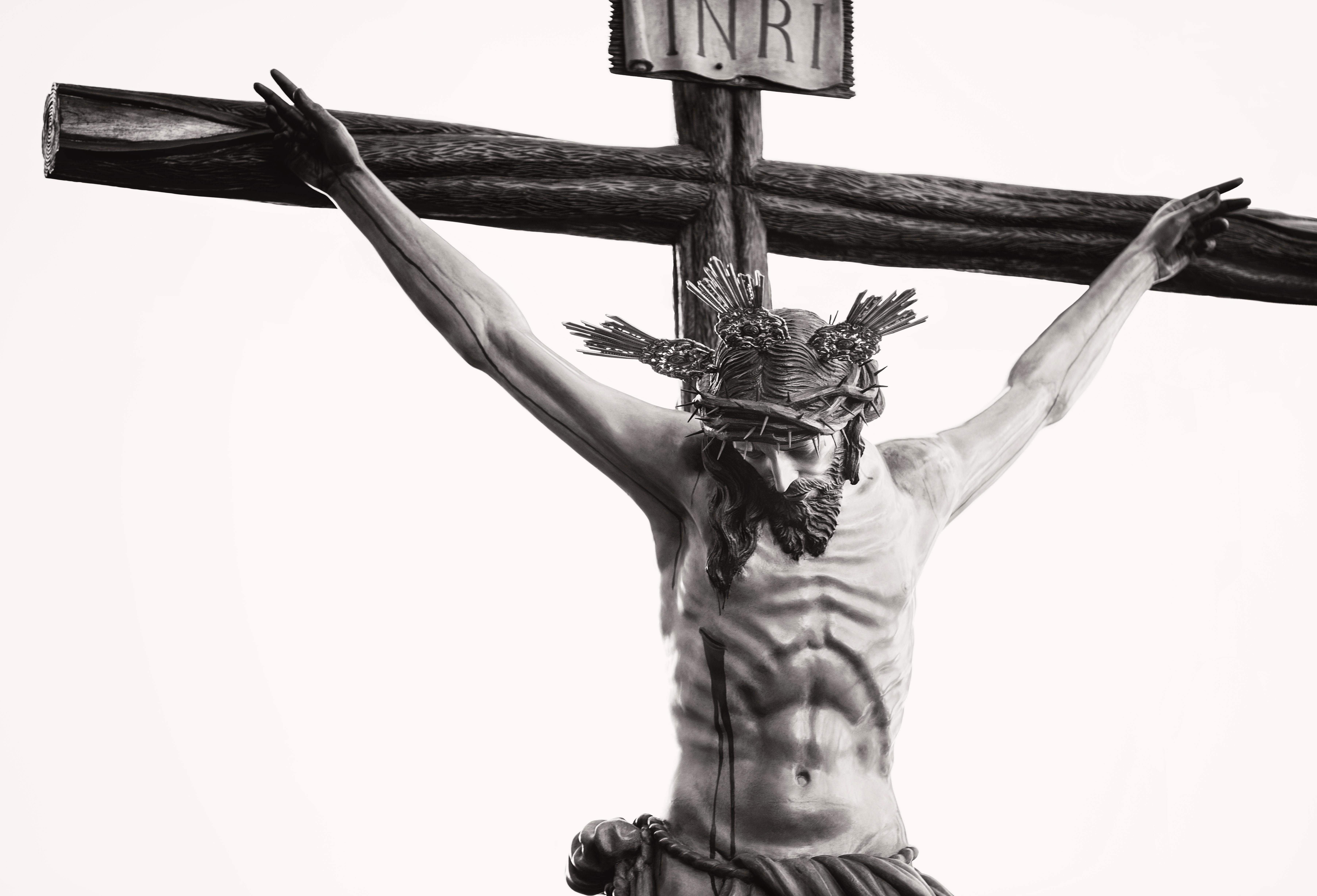 Grayscale photo of the crucifix. | Photo: Pexels
