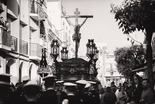 십자가를 들고 사람들의 그룹의 회색조 사진