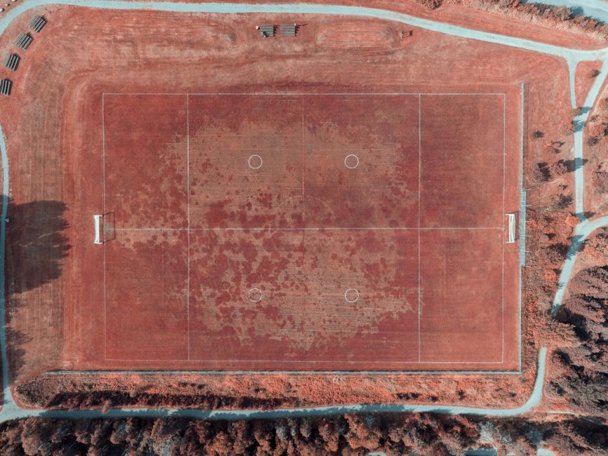 au、サッカー日本代表を応援 ビル演出とMIYASHITA PARKでのブース展開