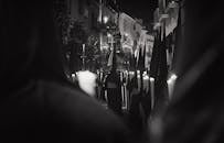 一张西班牙卡莫纳夜间复活节游行的单色照片