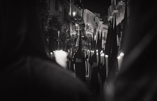 一张西班牙卡莫纳夜间复活节游行的单色照片