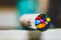 特写镜头展示了一支管状彩虹色铅笔的生动色调