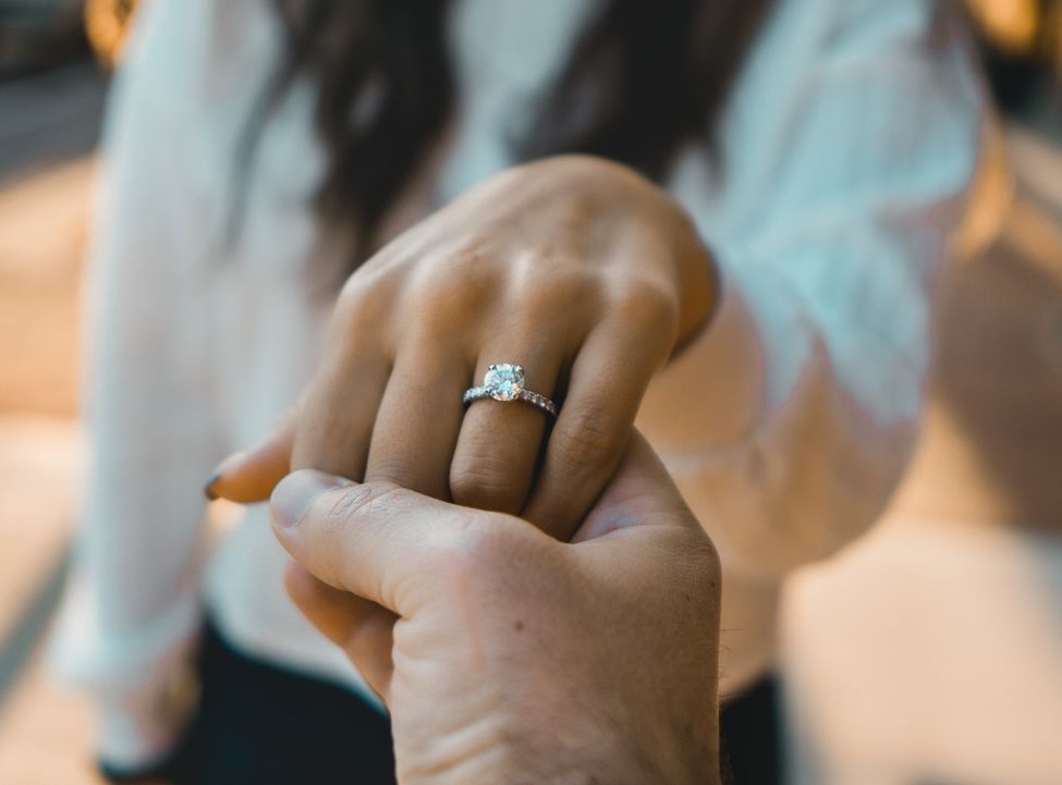 Online dating: starting a conversation on a niche platform