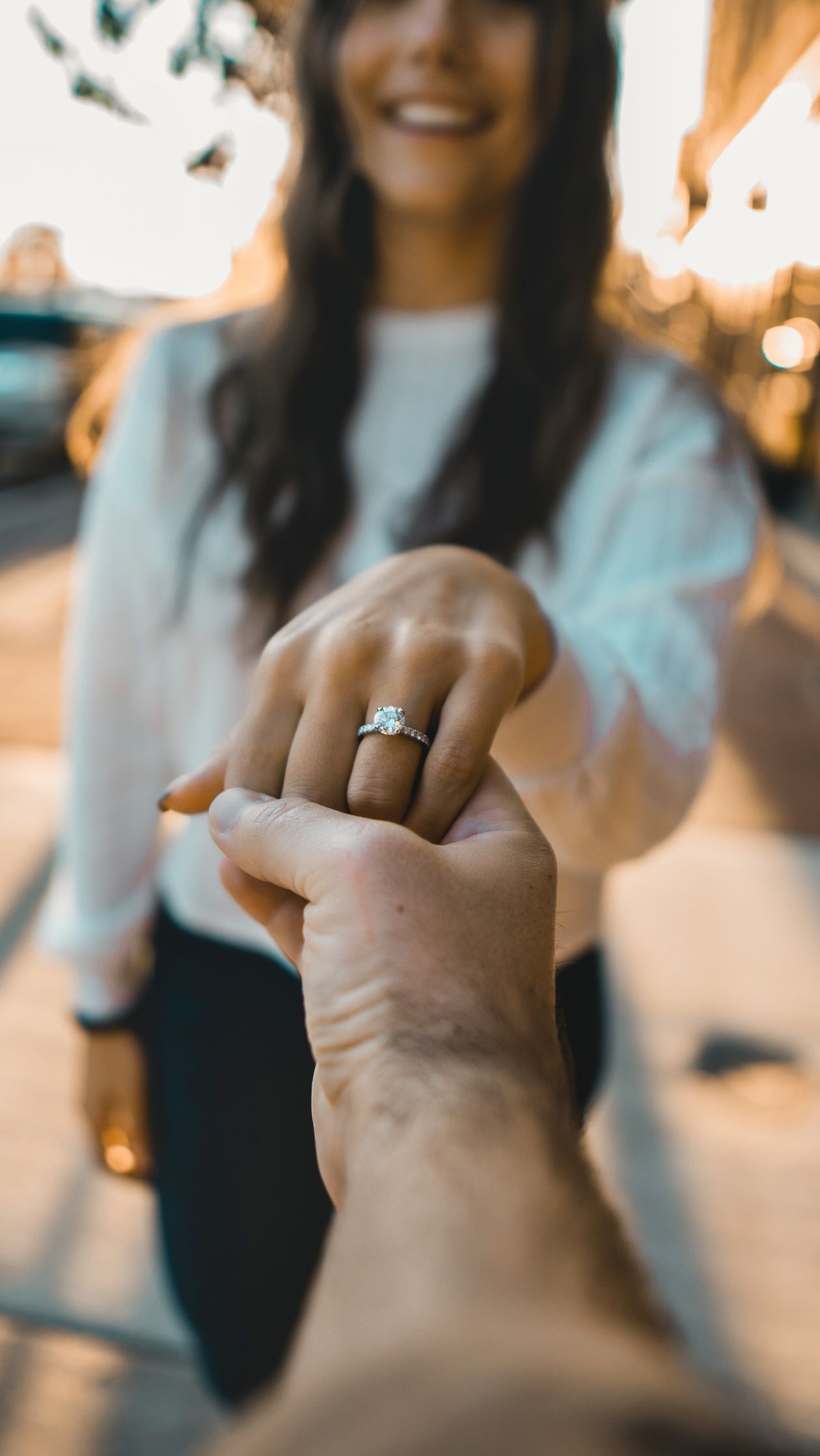 Blog, Guides bagues - Bague diamant portée par une femme, plan rapproché