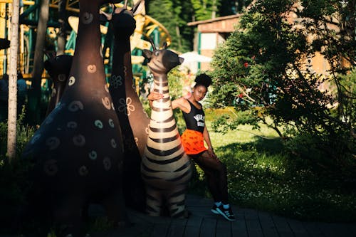 Gratis Foto Wanita Duduk Di Patung Zebra Foto Stok