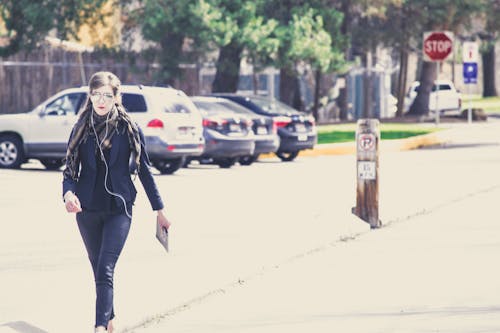 Fotografía De Mujer En Abrigo Negro Con Pantalón Gris