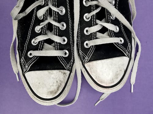 Gratis Immagine gratuita di bianco e nero, calzature, lacci delle scarpe Foto a disposizione