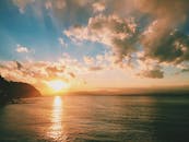 在日本神奈川县藤泽市的海面上，宁静的海景捕捉到了令人惊叹的日落和充满活力的天空