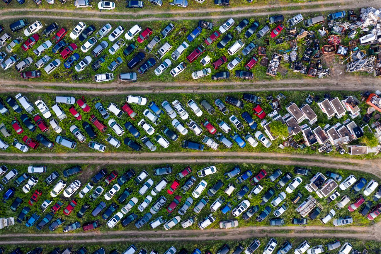 Oversigt over mange biler på en skrotplads