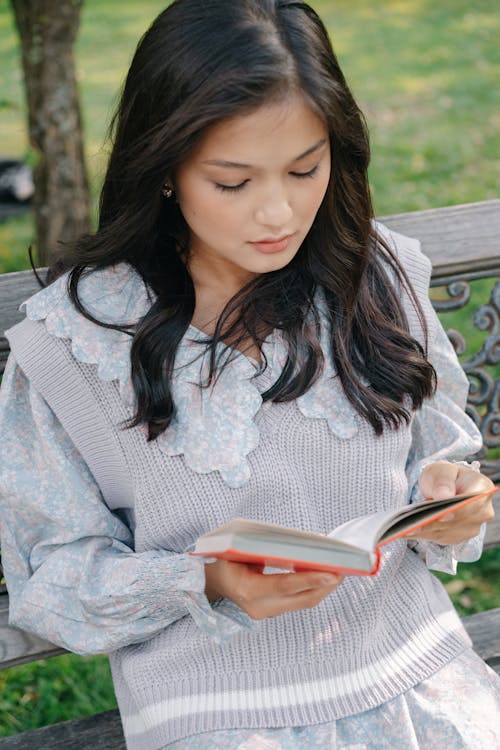 Free A Young Woman Reading a Book Stock Photo