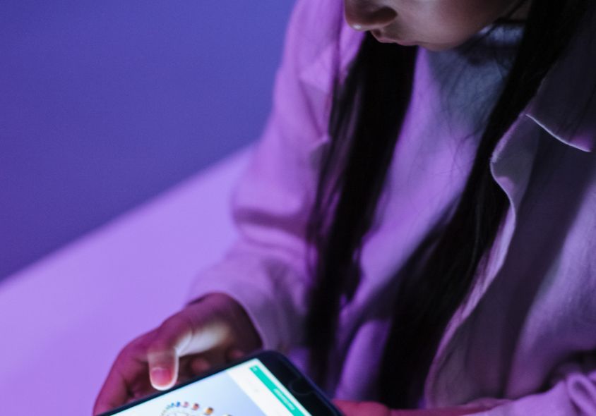 Online dating: starting a conversation on a niche platform