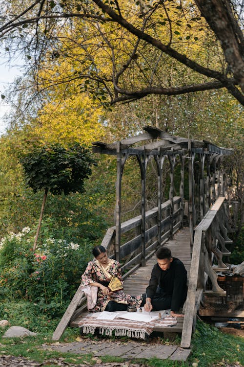 Darmowe zdjęcie z galerii z azjatycka para, dokumenty, drewniany most