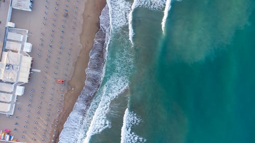 Foto d'estoc gratuïta de aigua blava, Costa, foto des d'un dron