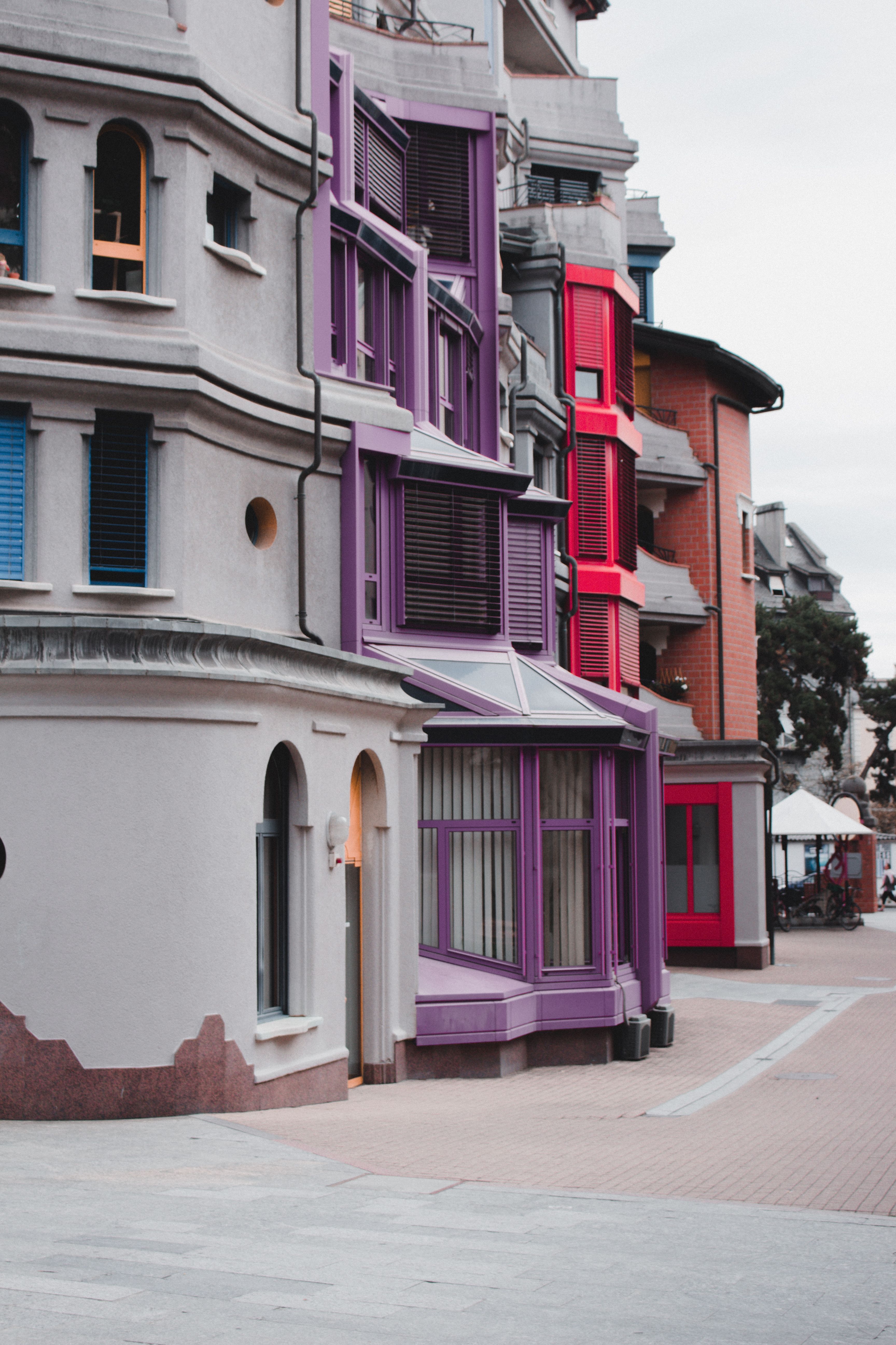 Fotomural Vista urbana vibrante y arquitectónica con fachadas de edificios coloridos.