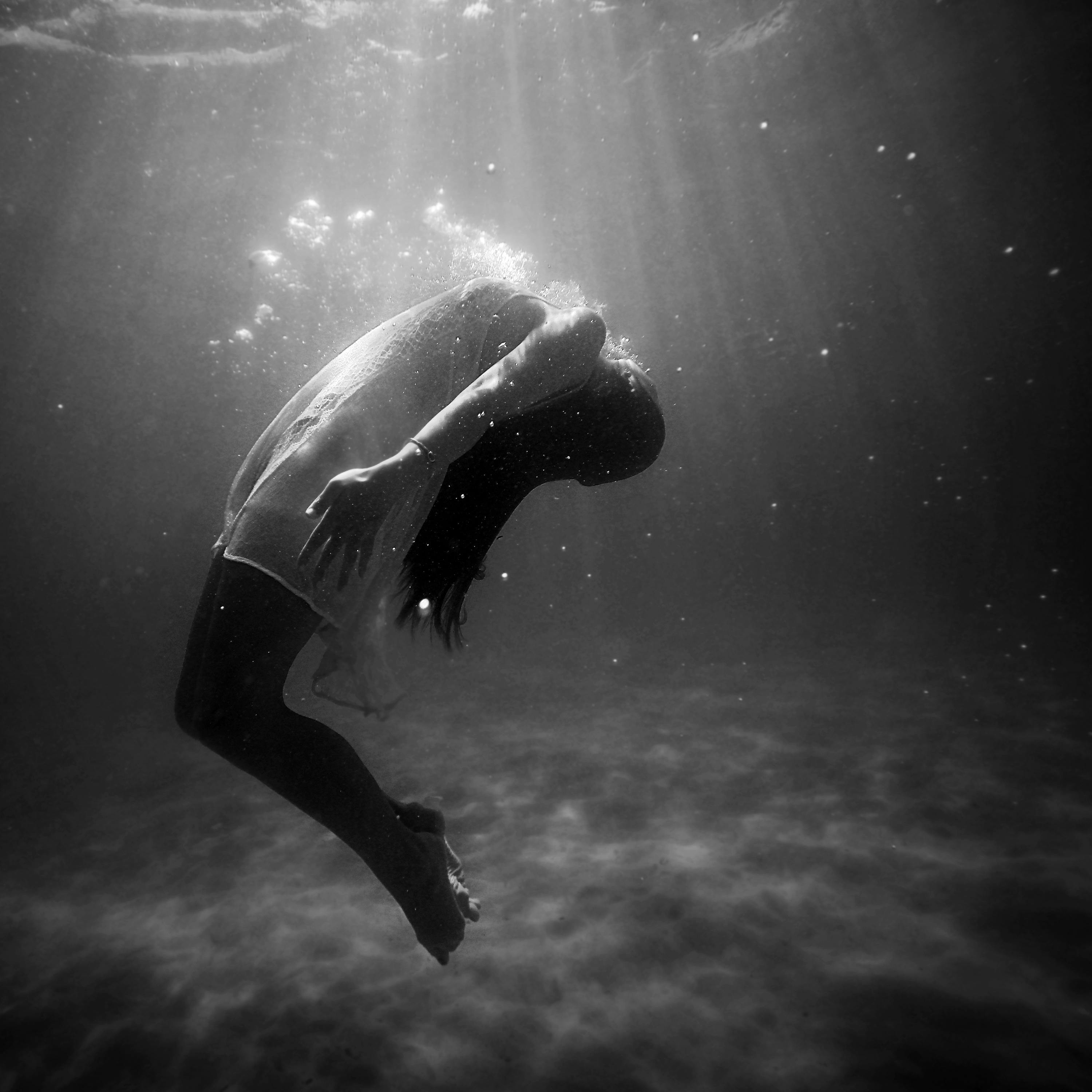 people underwater photography