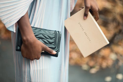 Person, Die Schwarze Lederbrieftasche Hält