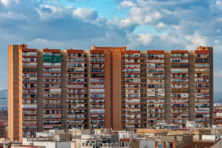 Un edificio residencial imponente bajo un cielo nublado en Alicante, España.