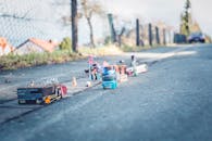 白天背景下，城市街道上散落的烟花碎片特写