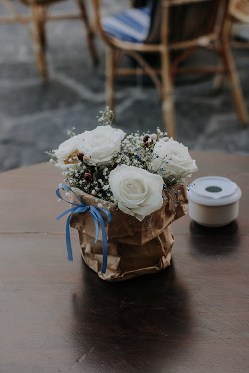 Безкоштовне стокове фото на тему «білі квіти, білі троянди, вертикальні постріл» стокове фото