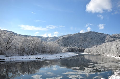 Gratis lagerfoto af bjerge, flod, forkølelse Lagerfoto