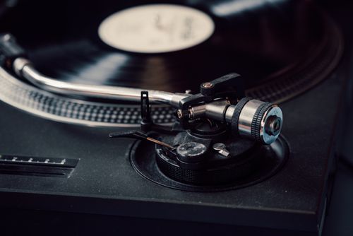 Free Detailed shot of a classic turntable playing a vinyl record, emphasizing retro music vibes. Stock Photo