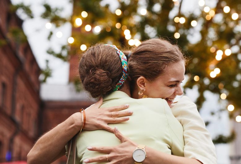 Online dating: starting a conversation on a niche platform
