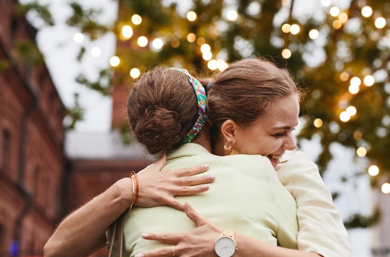 Online dating: starting a conversation on a niche platform
