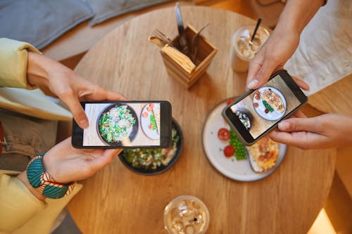 Free akıllı telefonlar, eller, Gıda içeren Ücretsiz stok fotoğraf Stock Photo