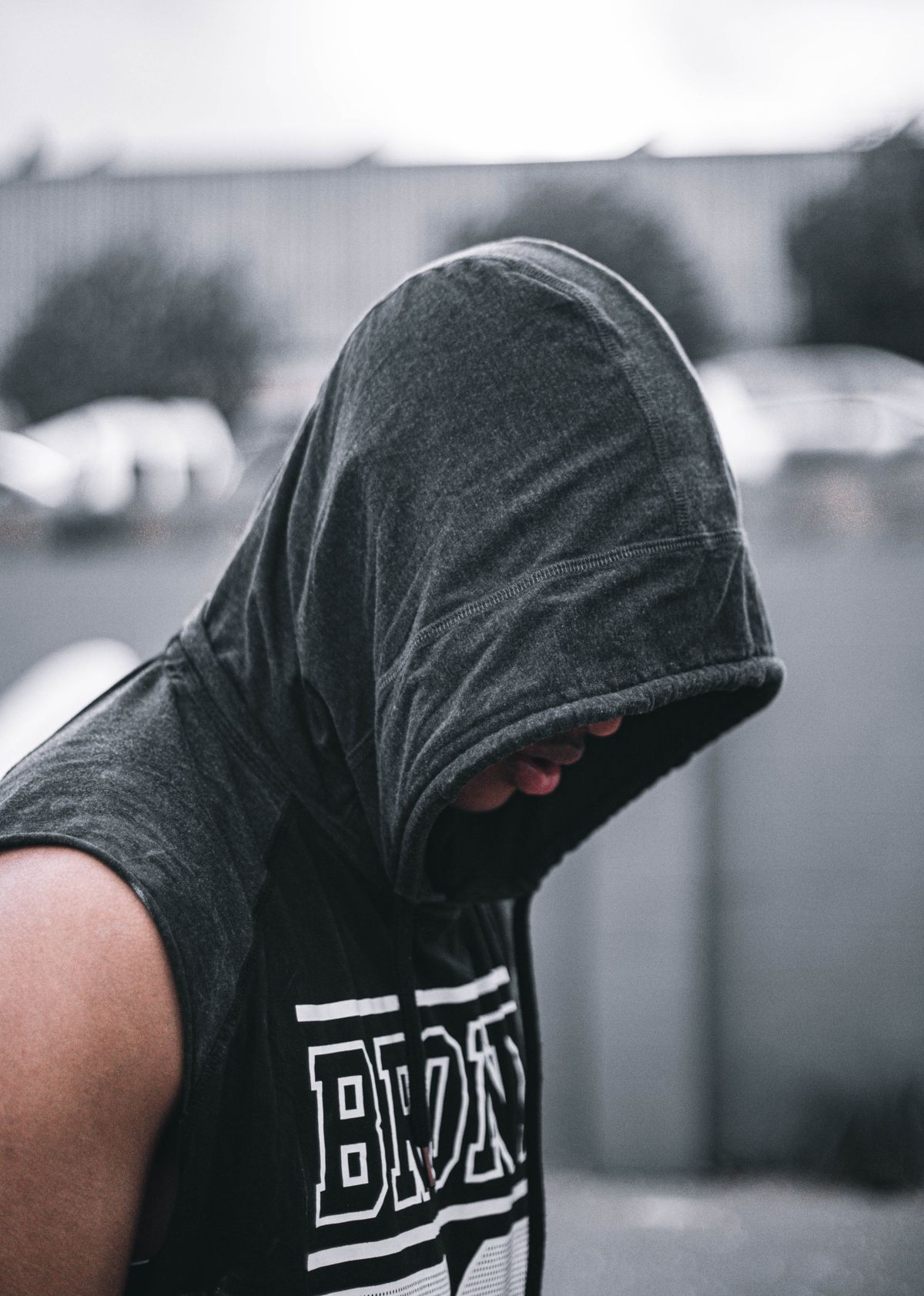 Deportista con sudadera preparándose al aire libre
