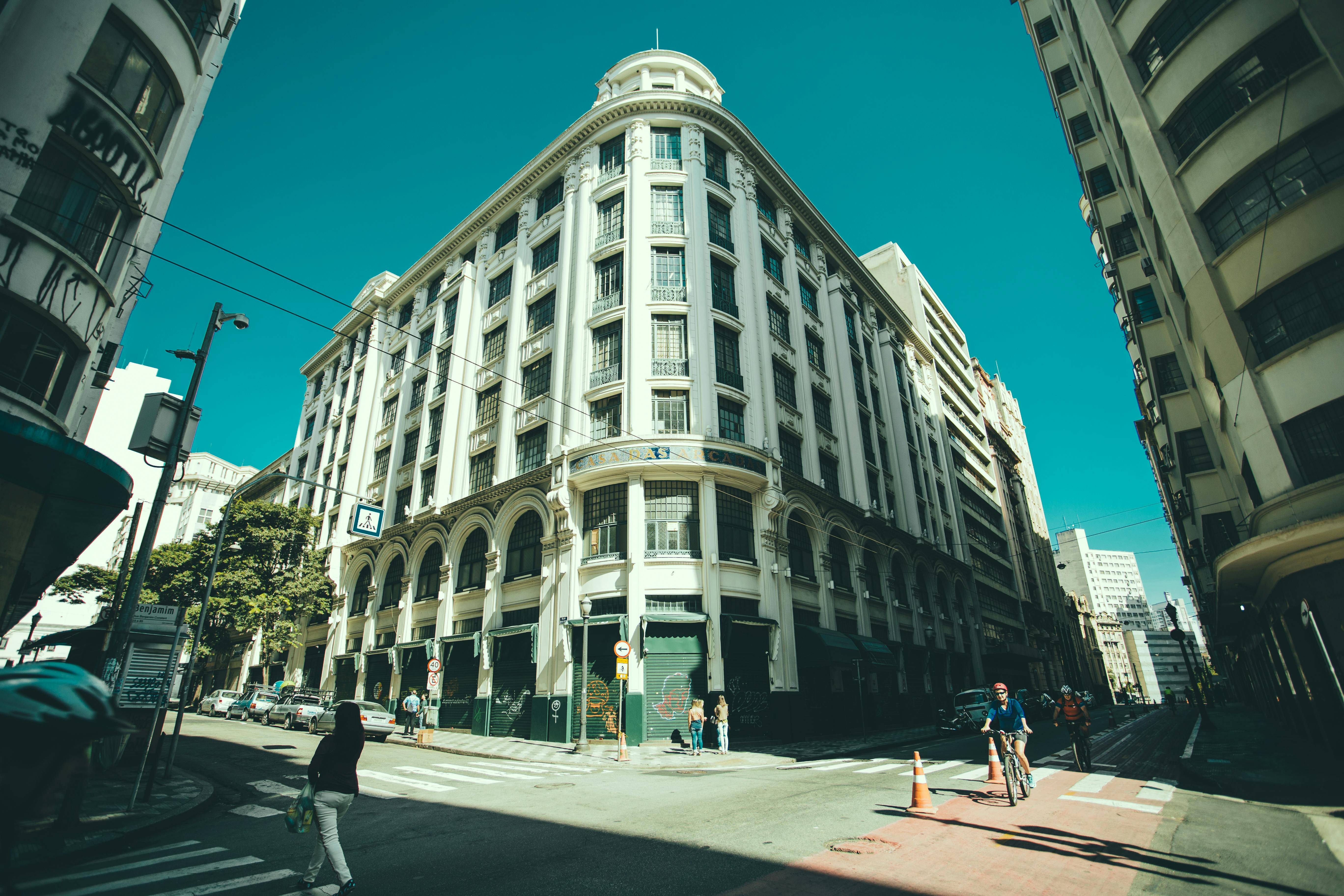 市中心的一个繁忙十字路口，街景与一座历史建筑相映成趣