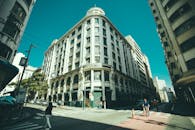 市中心的一个繁忙十字路口，街景与一座历史建筑相映成趣