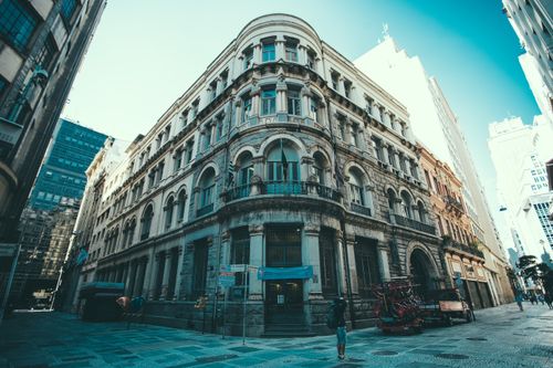 Free A majestic historic building stands in the heart of a vibrant downtown cityscape. Stock Photo