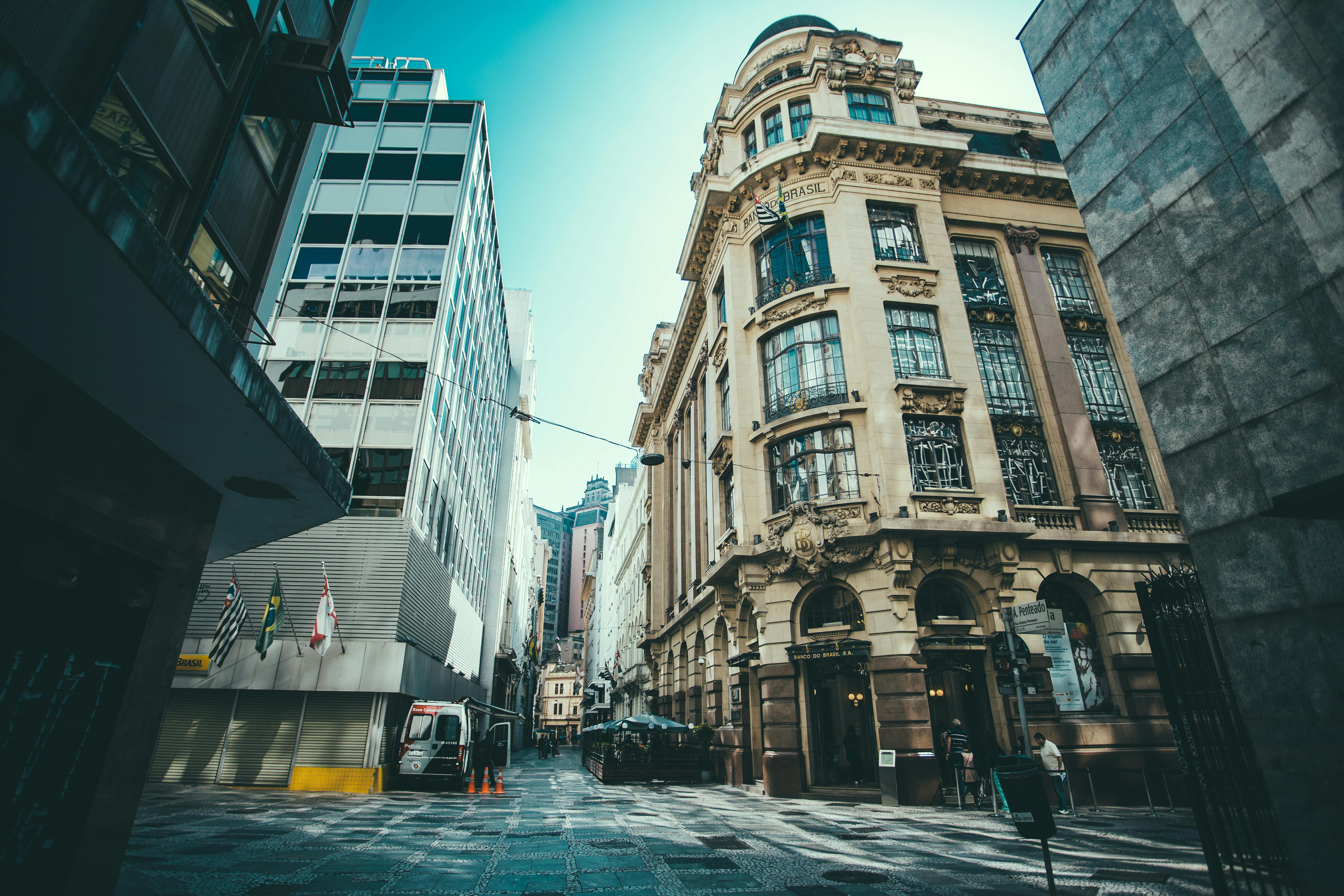 城市景观中的历史建筑优雅地体现了现代与经典风格