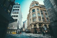 城市景观中的历史建筑优雅地体现了现代与经典风格