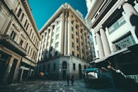 阳光明媚，天空晴朗，经典城市建筑的街景壮丽