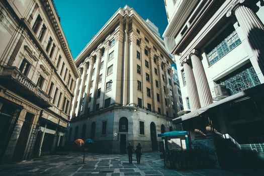 阳光明媚，天空晴朗，经典城市建筑的街景壮丽