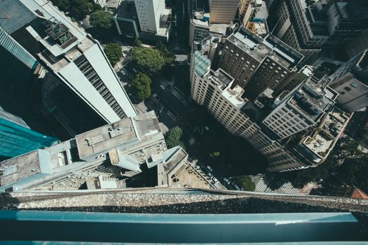 现代城市鸟瞰图：高楼与街道的景观