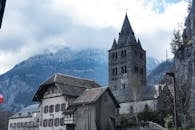 瑞士圣莫里斯山中，一座历史悠久的教堂和塔楼构成了一幅风景