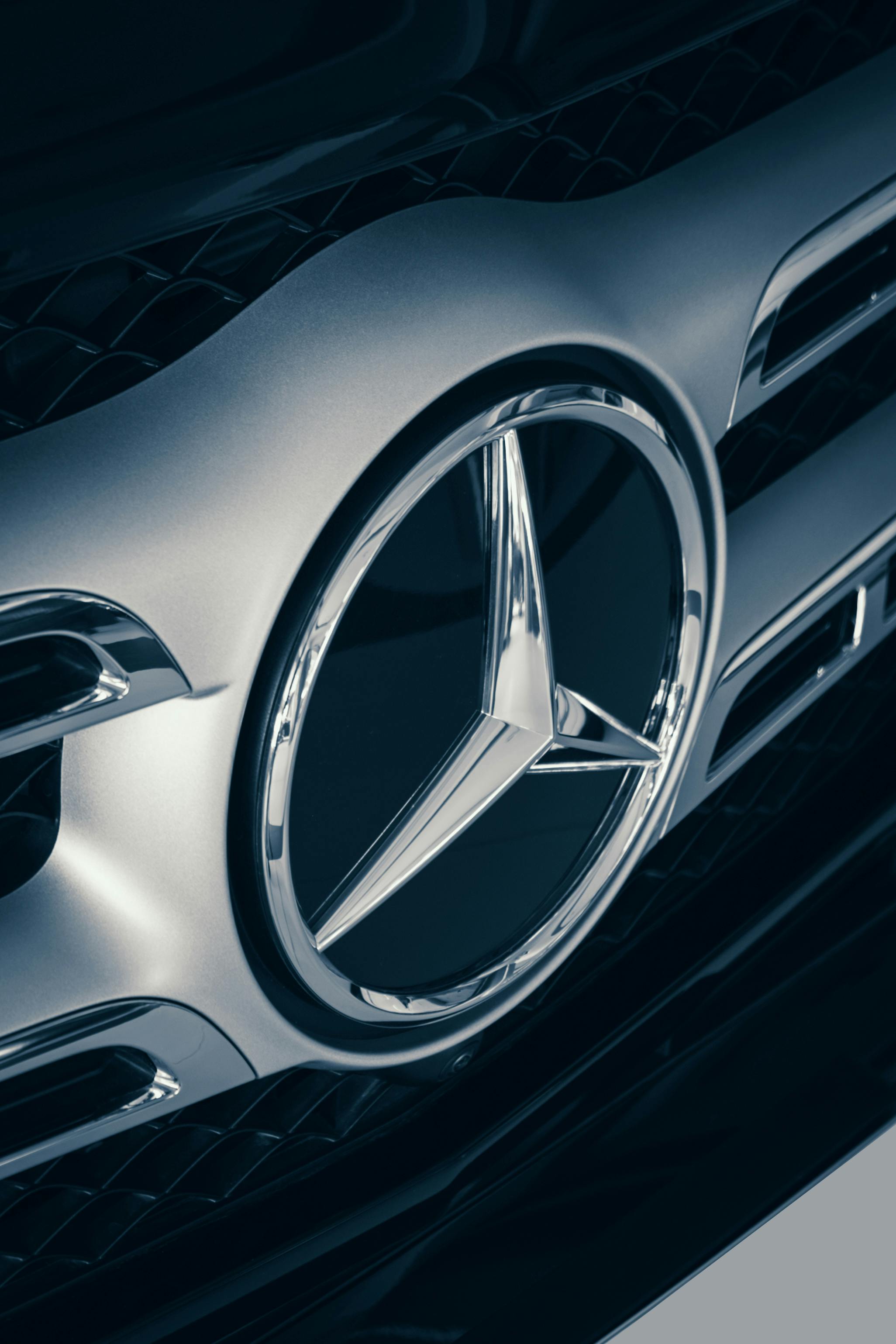 Mercedes Benz Silver Emblem · Free Stock Photo