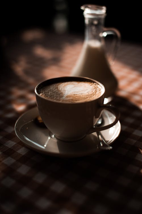 cappuccino, dikey atış, Fincan içeren Ücretsiz stok fotoğraf