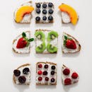 探索美味健康的水果奶油奶酪吐司，视觉上引人入胜