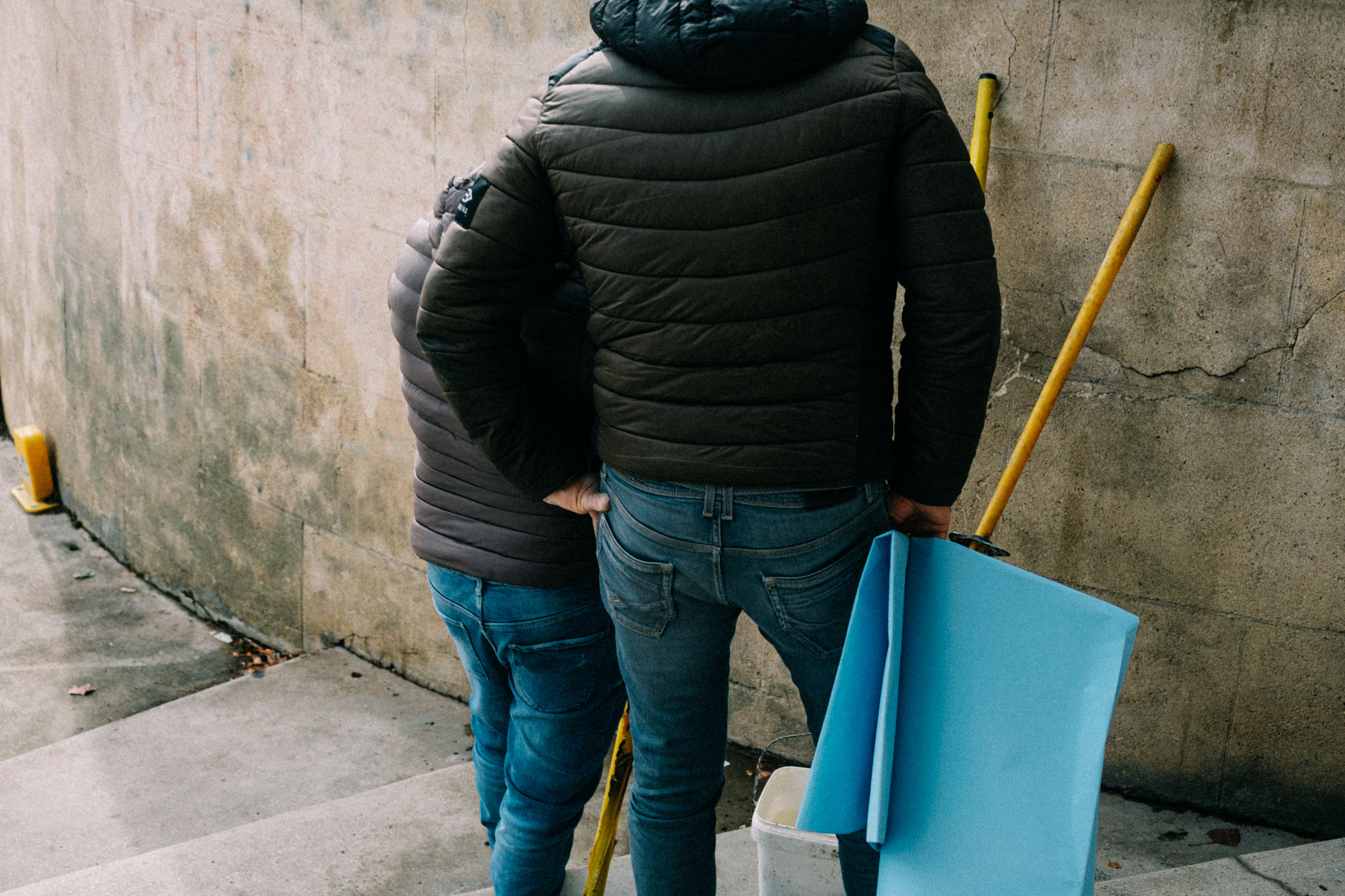 Lode — movers carrying boxes for a flat move