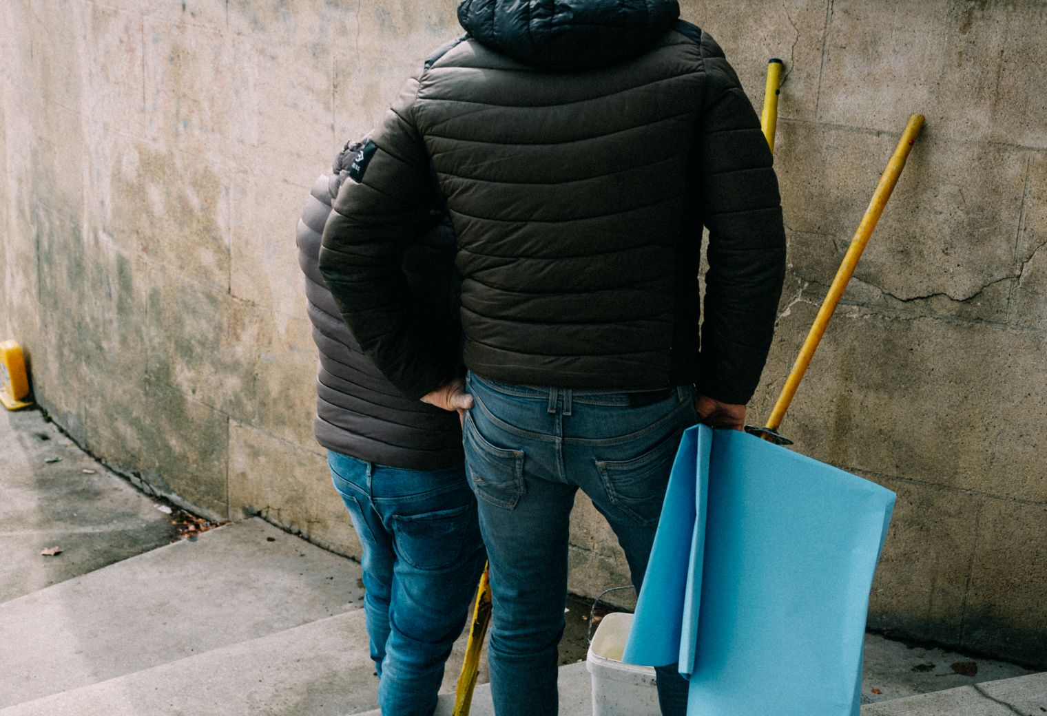 Lode — movers carrying boxes for a flat move