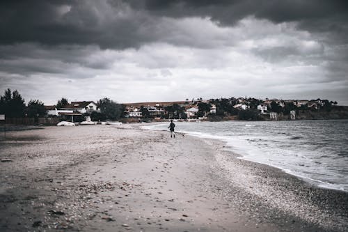 Бесплатное стоковое фото с берег моря, капризное небо, морской берег