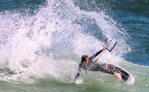 Darmowe zdjęcie z galerii z deska do wakeboardingu, fale, kombinezon